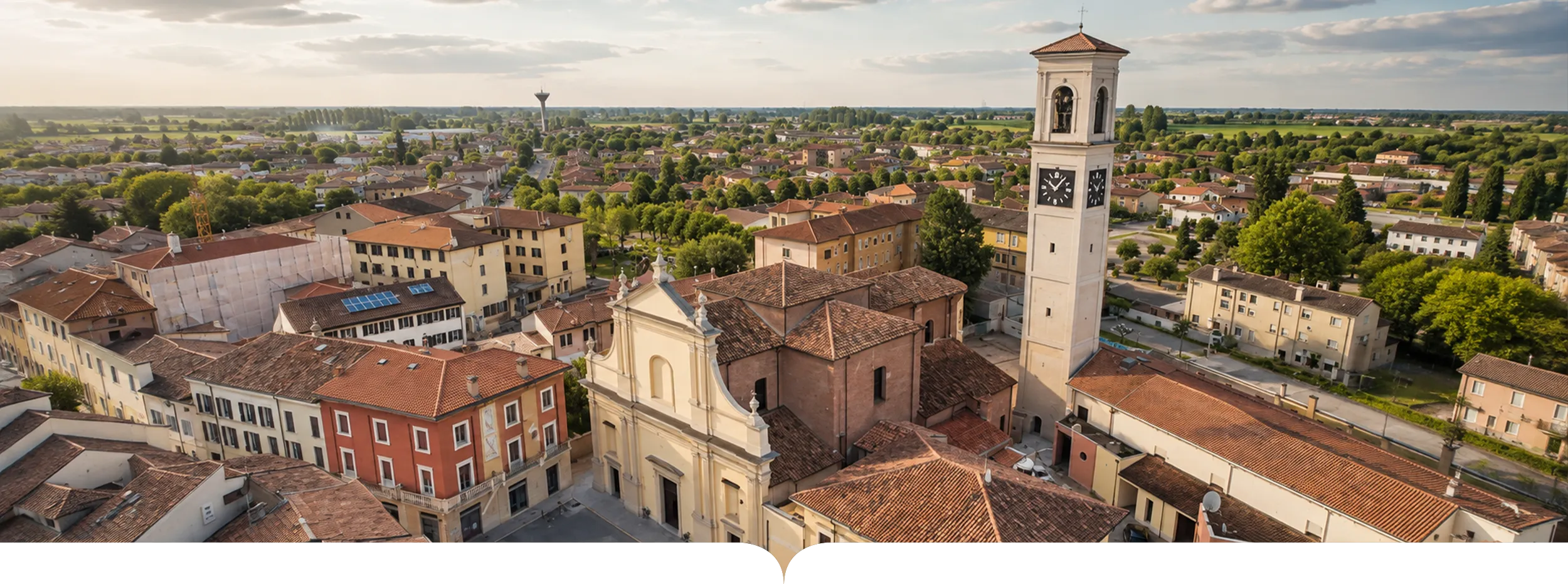 Veduta panoramica del centro di Quistello con chiesa e campanile
